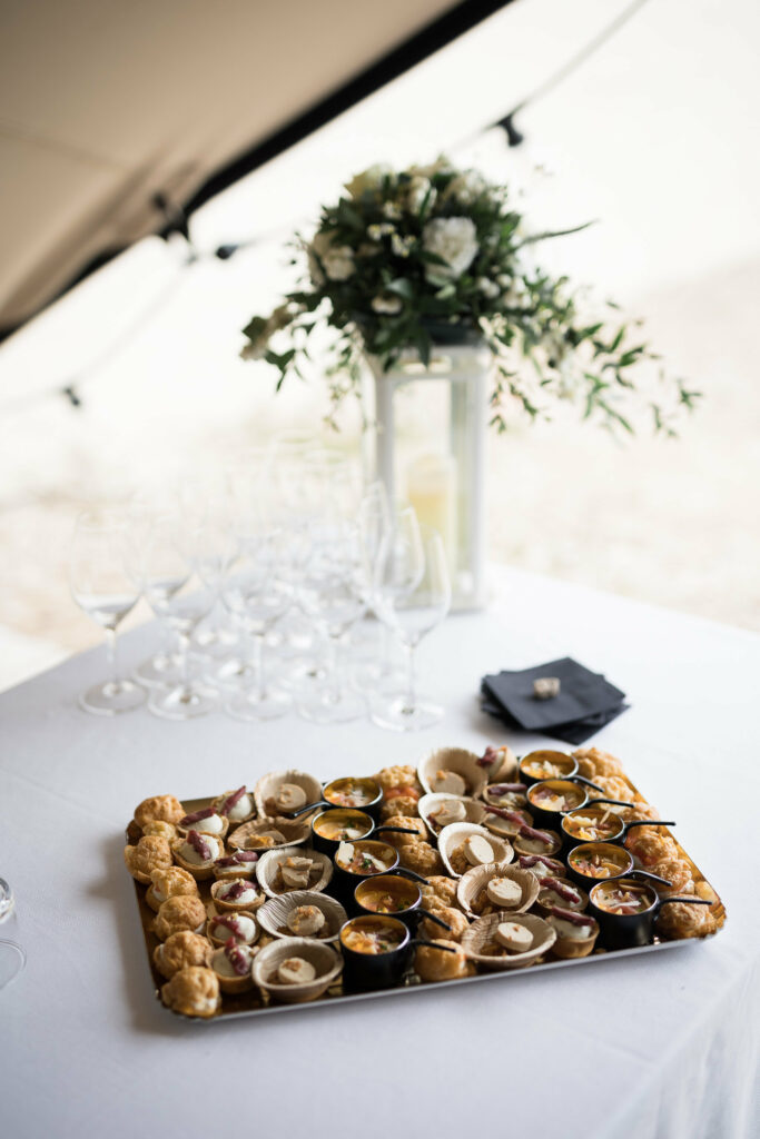 cocktail de mariage avec petits fours et fleurs