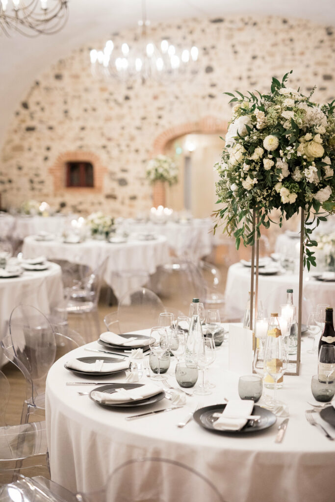 salle de mariage élégante et moderne avec centre de table haut vert et blanc