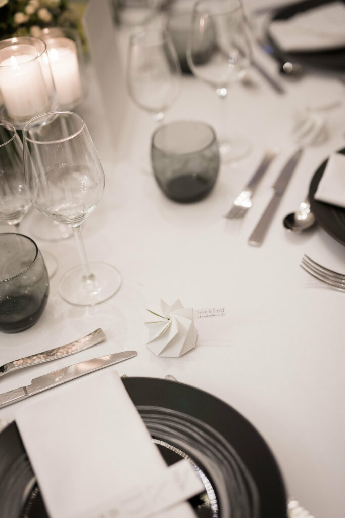 Détail de la table de repas des mariés avec boite à dragée élégante et moderne