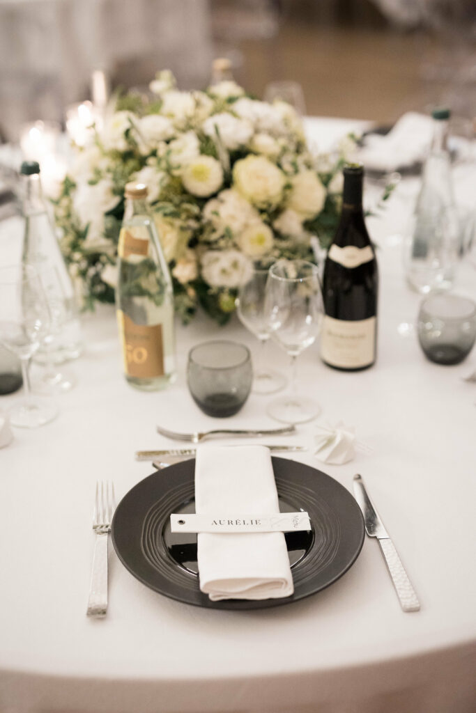 Détail décoration de table de mariage avec marque place et menu